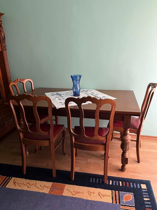 Masa dining din lemn masiv cu 4 scaune- stil clasic.