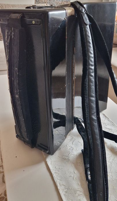 Vând Acordeon Weltmeister Universum Elegance pe 4 voci, 120 Basi.