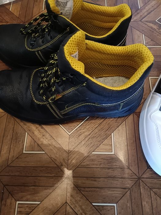 Vând bocanci  de lucru