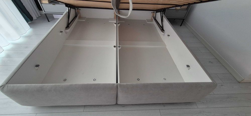 Pat tapițat 180×200 cm – gri, foarte confortabil, cu ladă de depozitare generoasă și somieră rezistentă rabatabilă – 3.900 lei.