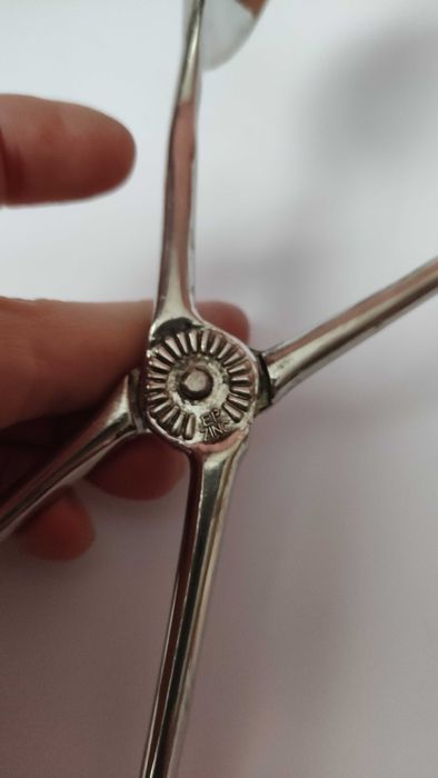 Голяма и  тежка щипка за сервиране на храна