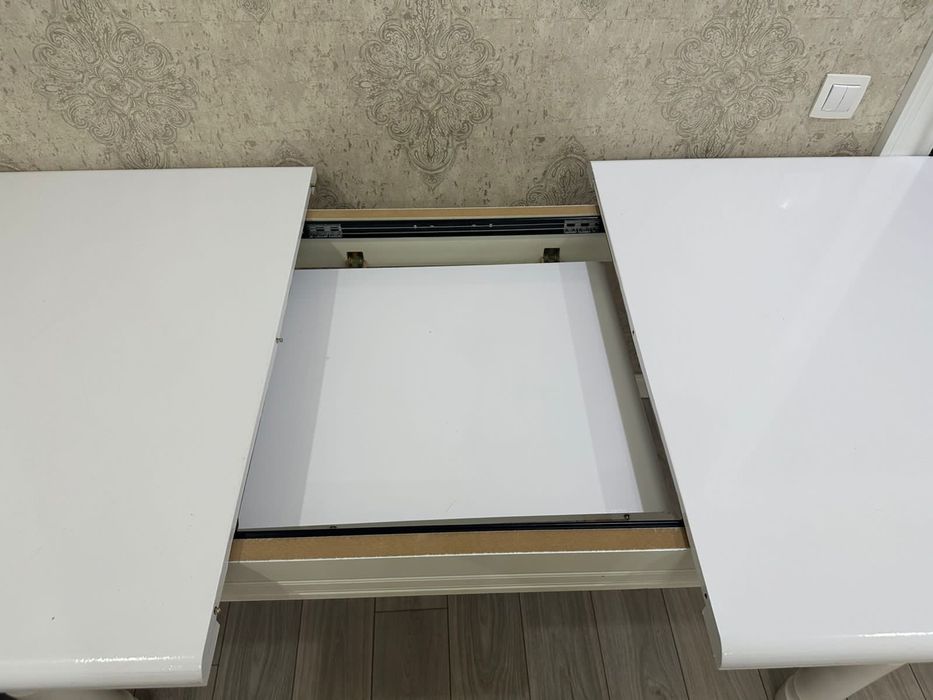 Стол механический белый