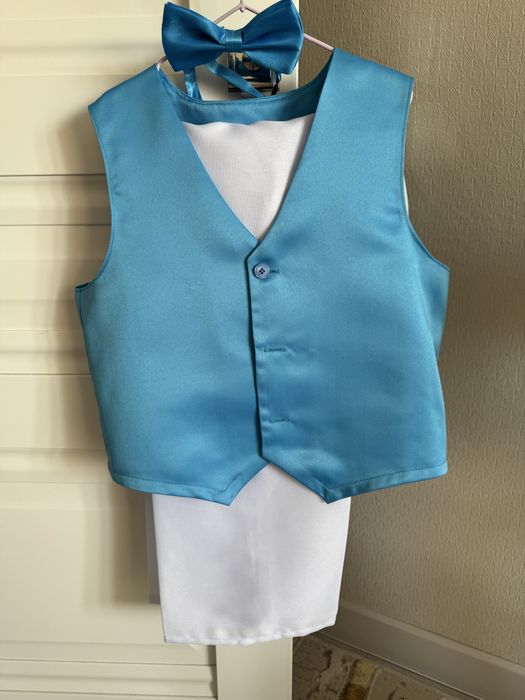 Продам жилетку с белыми брюками на мальчика