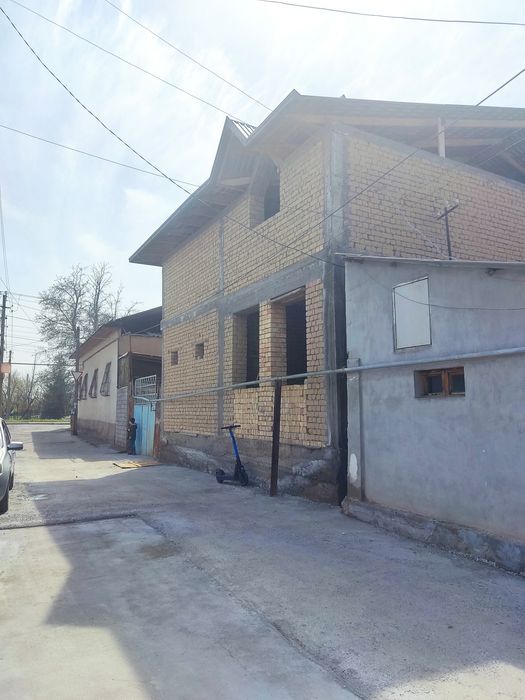 Ko'chadan 2 chi uy. 216 maktabni ro'parasida. Mo'ljal oq uy masjidi