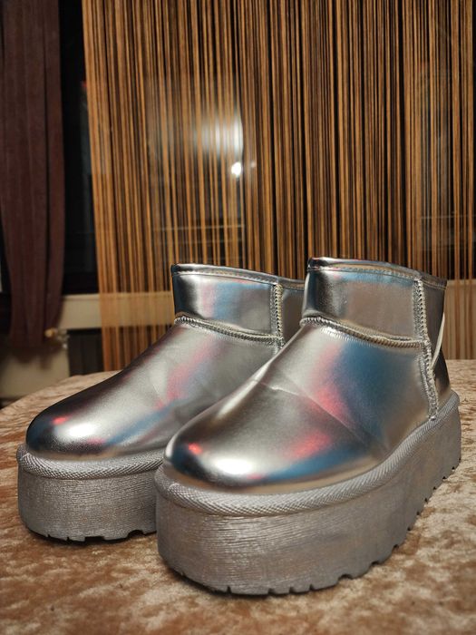 Ватирани сребърни ботуши