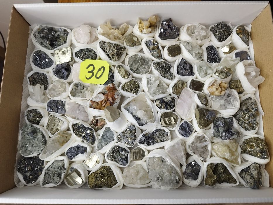 Минерали във кутии микс