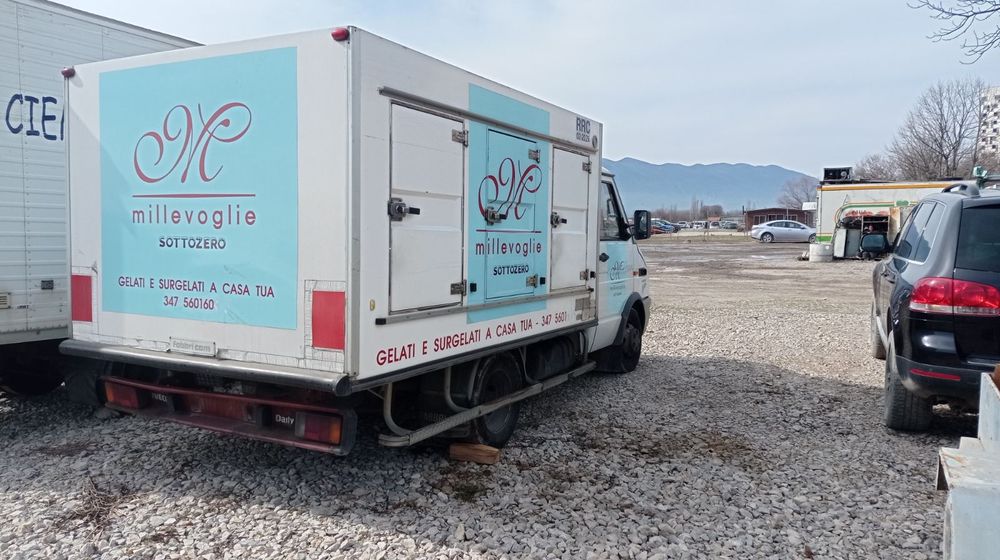 Работещ сладоледен хладилен фургон