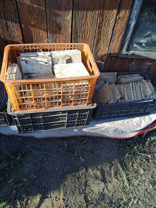 продам плитку советскую Б у 14 на 14 см