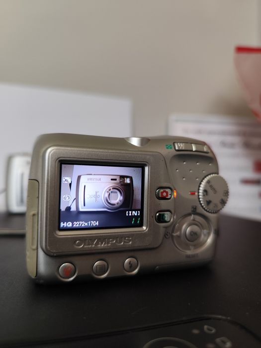 Olympus FE-100 ретро дигитален фотоапарат