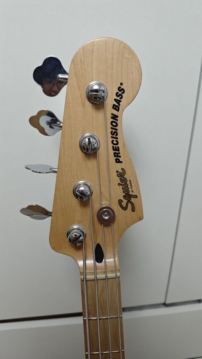 Squier precision jazz bass