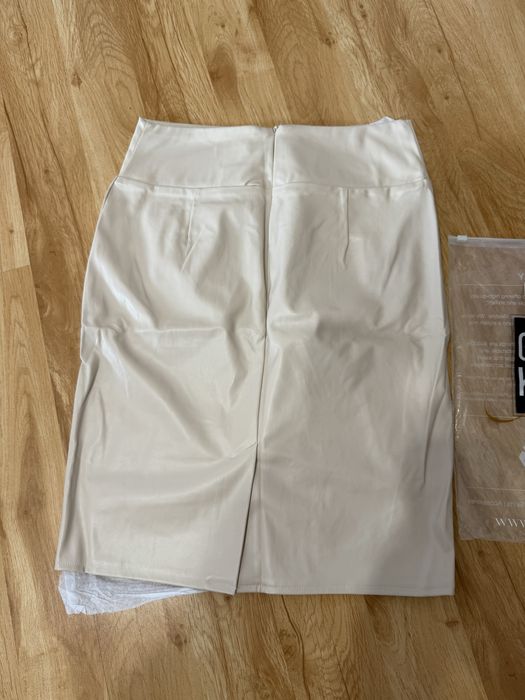 Нова кожена пола цвят много светло бежово