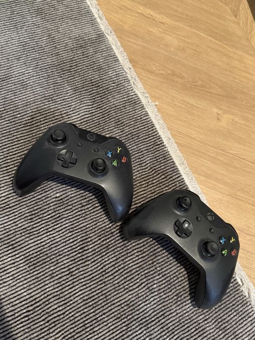 Xbox One X 1 TB + 2 оригинальных геймпада + 10 игр