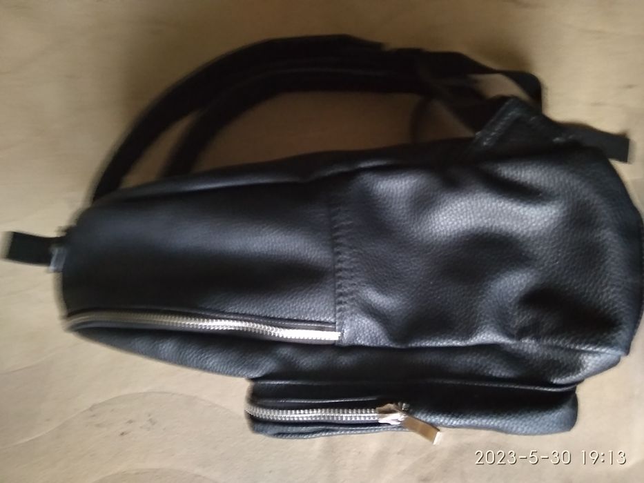 2 броя Раници от черна изкуствена кожа , голяма и малка .