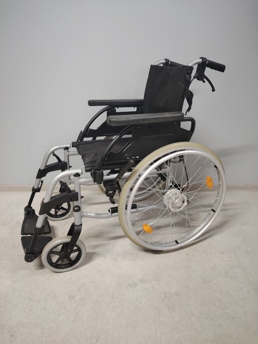 Carucior pliabil/fotoliu rulant pentru persoane cu dizabilitati.40