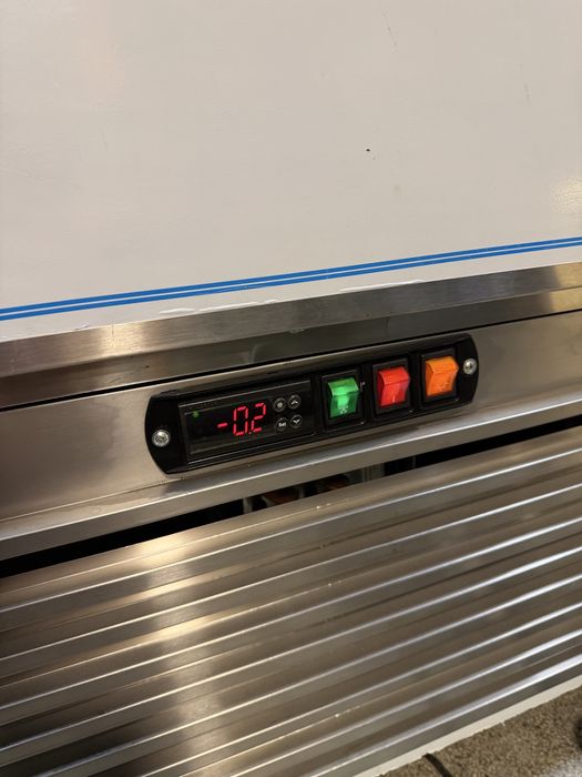 Хладилна витринина сладкарска