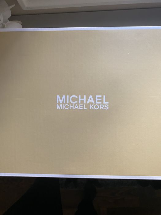 Ghete Mickael Kors noi in cutie