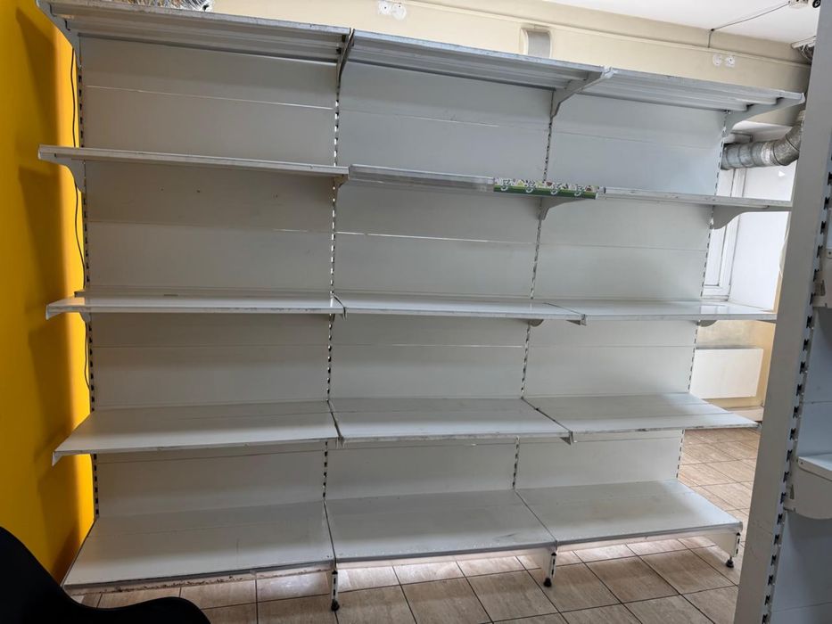 Морозильники и полки для магазина.