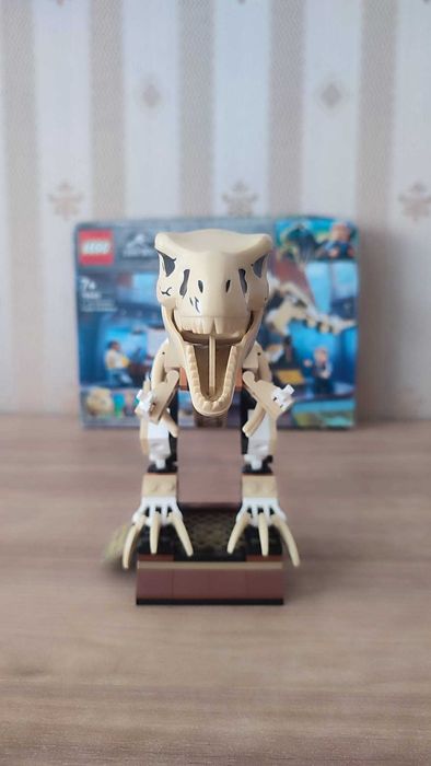 LEGO Jurassic World - Expozitia fosilei dinozaurului T. rex 76940