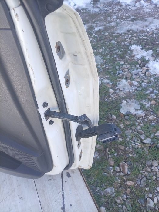 Продам дверь на Хюндай акцент