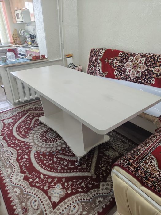 Кухонный стол с диваном уголок