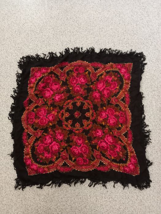 Платок цветной с кистями.