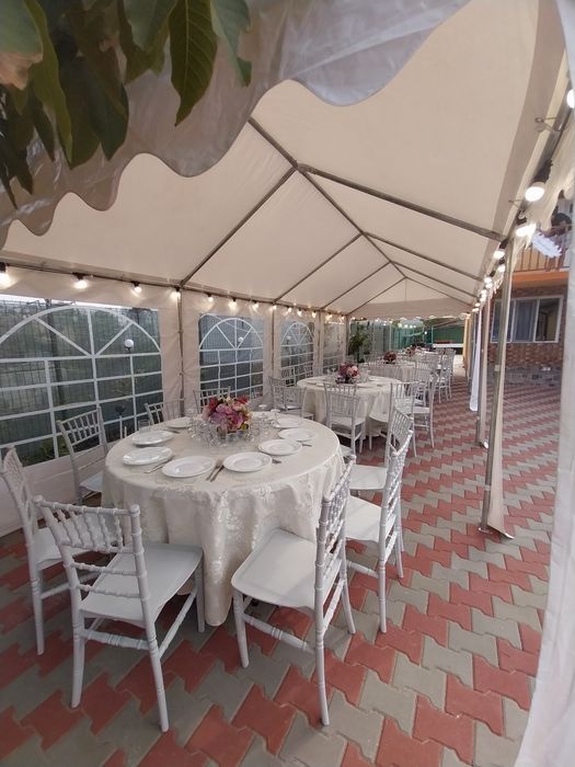 Închiriez mese,scaune,corturi,aranjamente florale