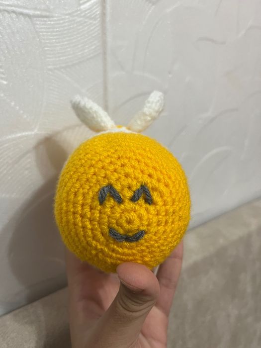 Плетена играчка пчеличка