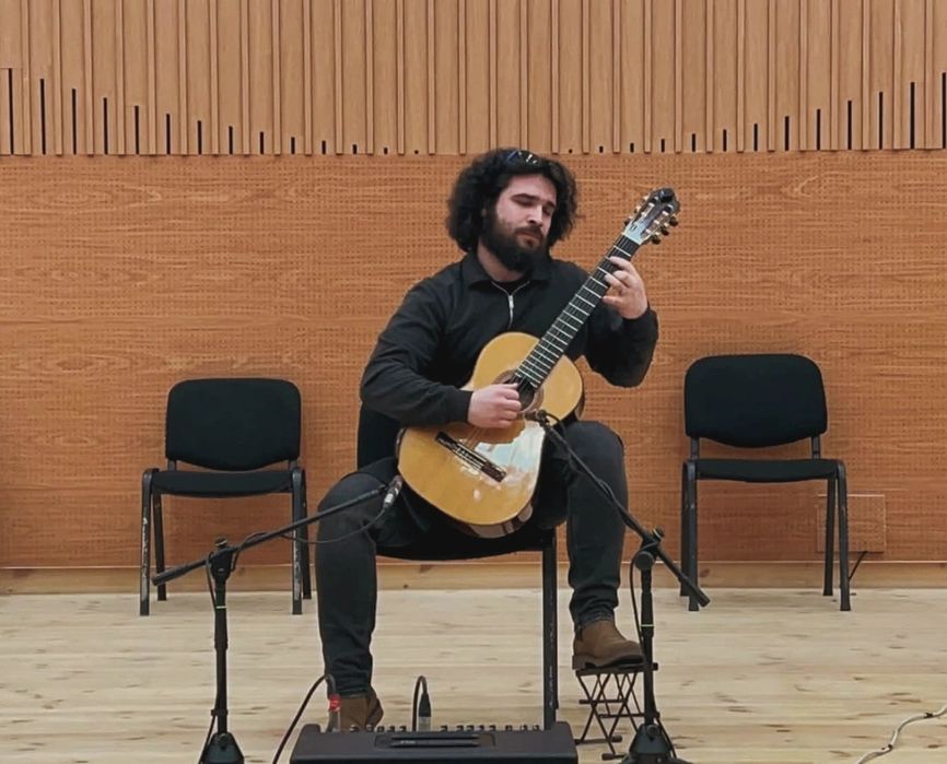 Predau lectii/cursuri de chitara clasica/electrica/bass