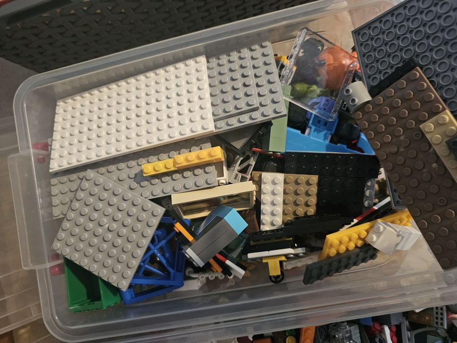 Lot LEGO vrac, 3 cutii, multe piese și figurine