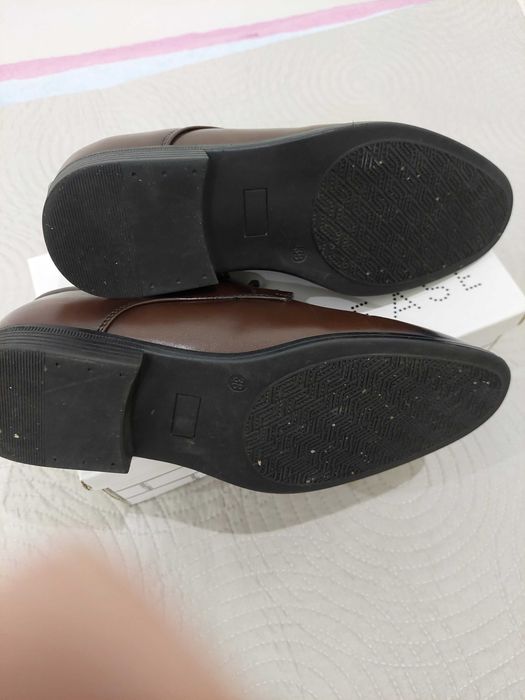 Vand pantofi maro baieti marime 38