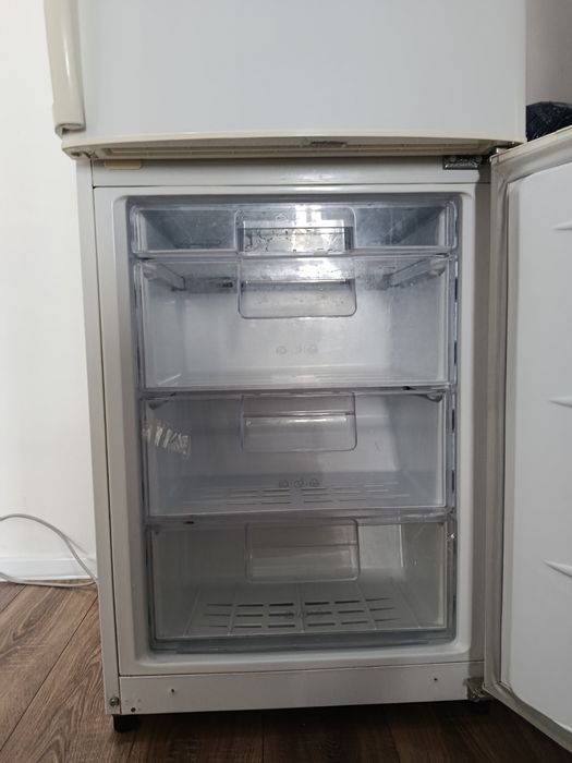 Продам Холодильник LG