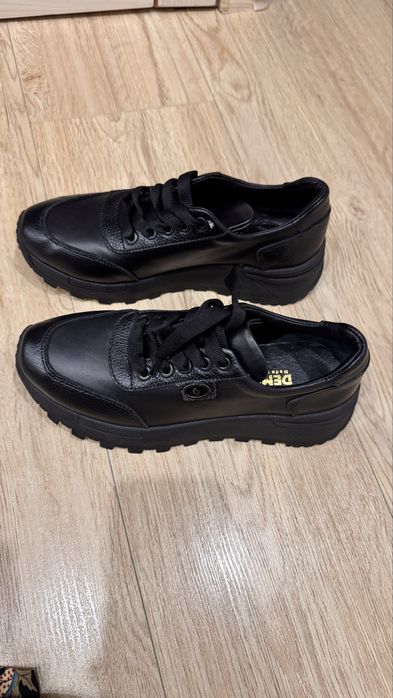 Продам кроссовки размер 37