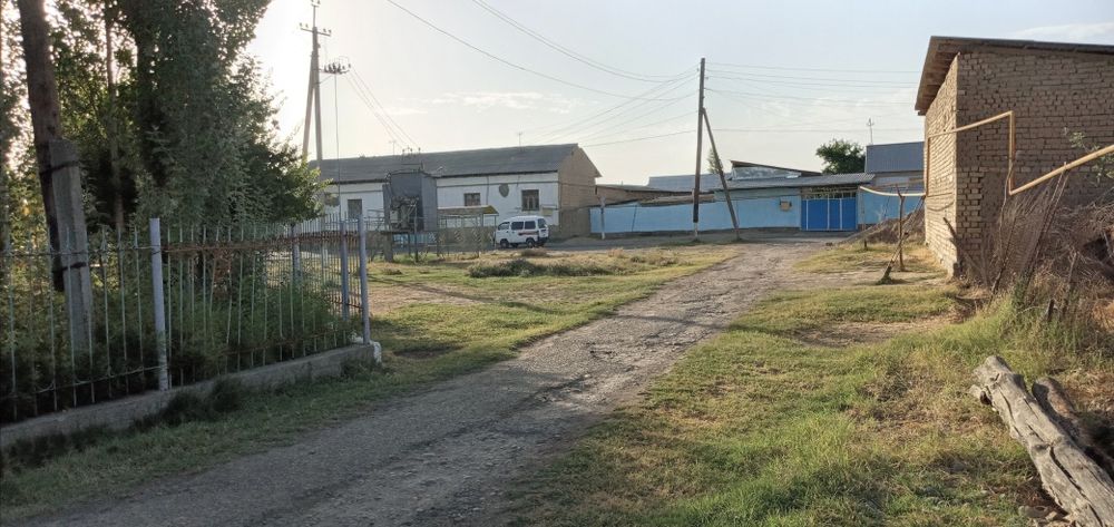 Уй сотилади 2хона и 2хона усти ёпилган