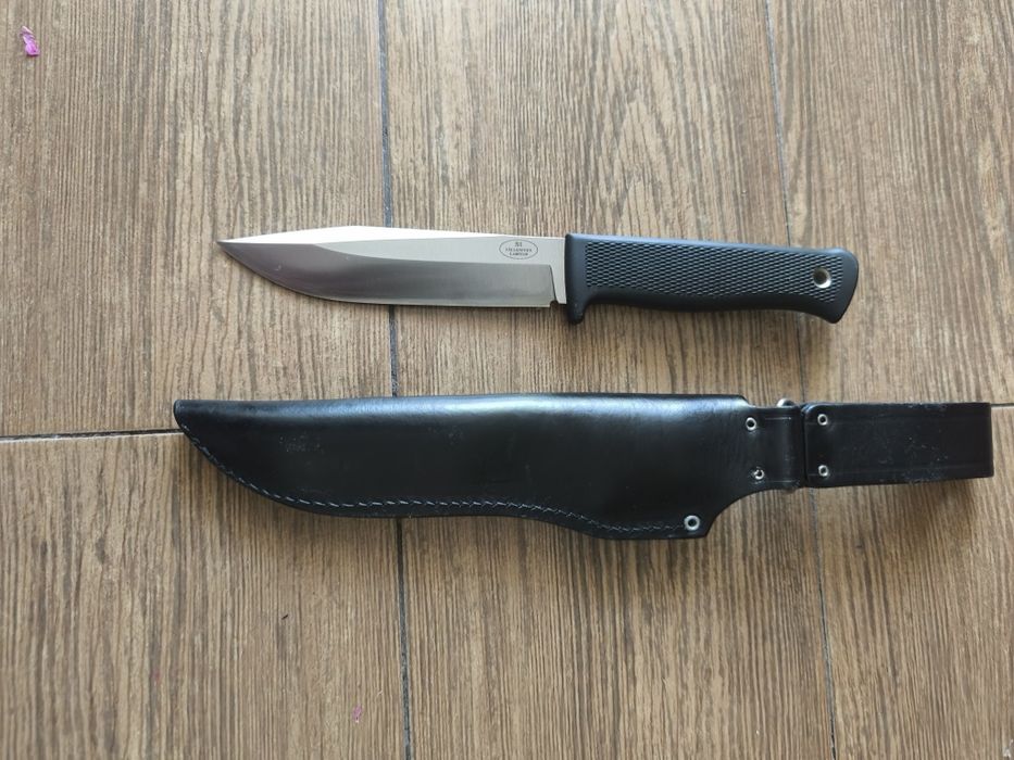 Продавам нож Falkniven S1, с кожена кания кания