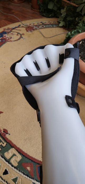 Дясна шина за ръка