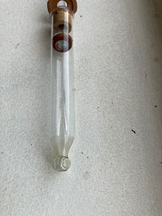 Vând seringa din sticla veche de urechi