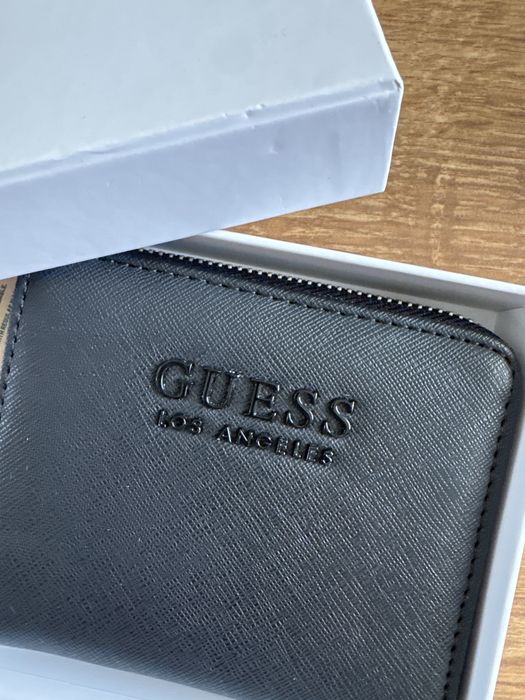 Чисто ново портмоне на Guess черно