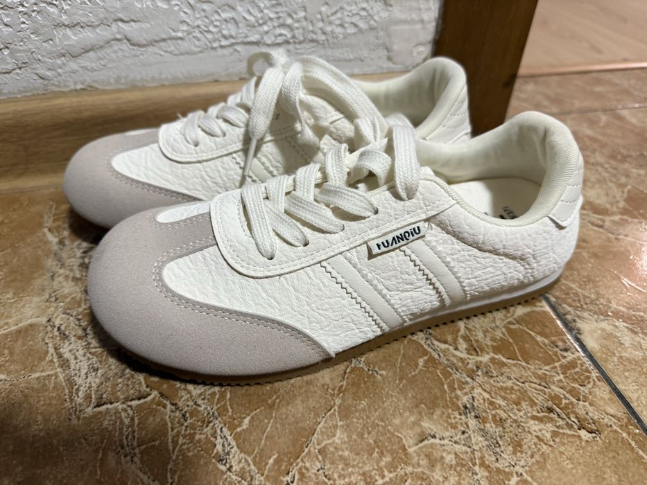 Кроссовки женские