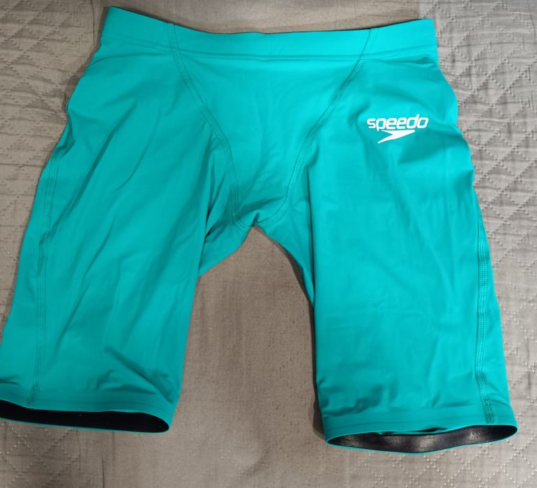 Продавам състезателен бански