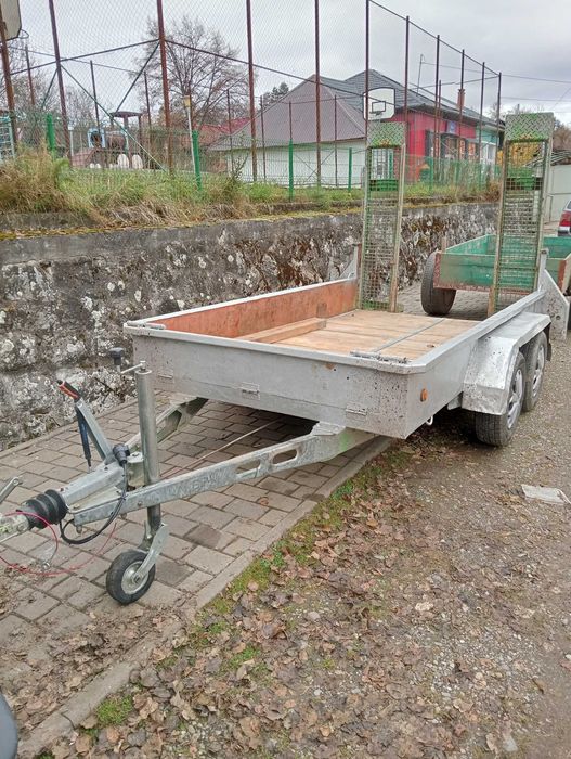 Remorca transport utilaje cu rampe.