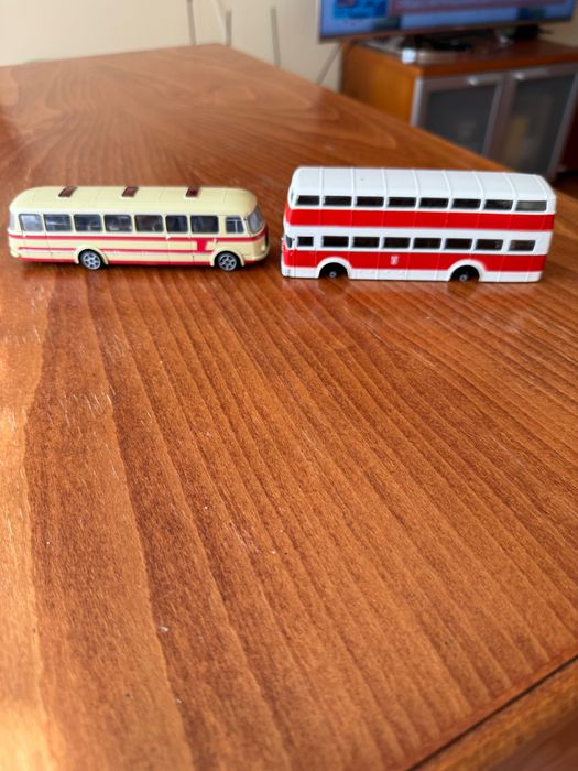 Два метални автобуса