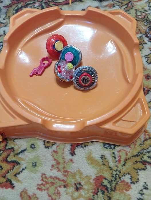 Игрушки Infinity Nado и Beyblade