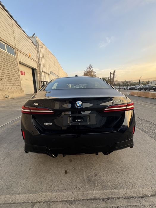 BMW i5 40L M sport