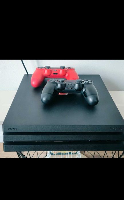 Consola PlayStation 4 Pro + 2 controllere