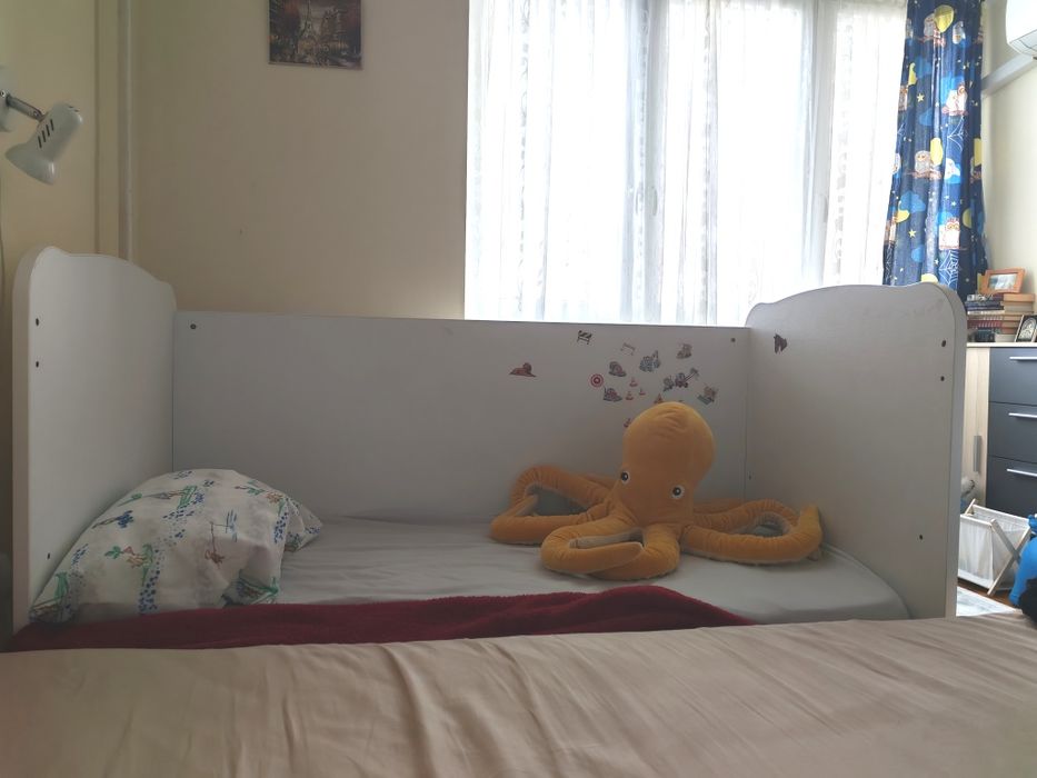 Бебешко легло с люлеещ механизъм