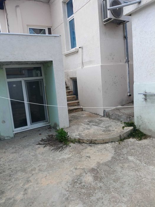 1582-Двуетажна къща със санитарни помещения на всеки етаж в кв "Варош"