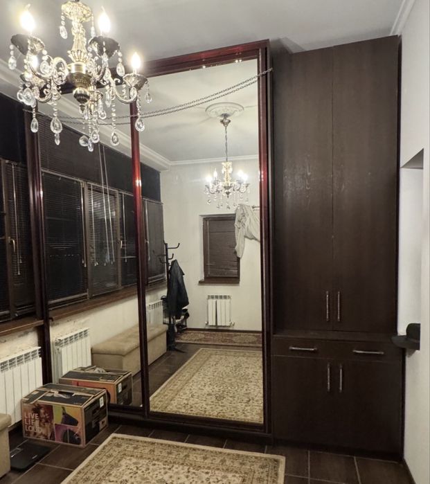 Продам вместительную прихожую со встроенным шкафом (высота 3 метра)