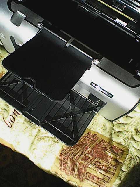 Два маркови настолни компютъра и принтер