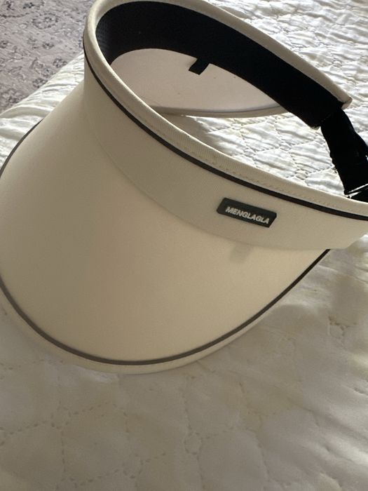 Кепка с широкими полями