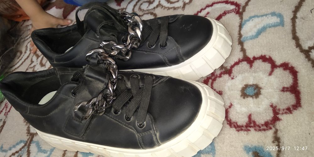 Жаңа Көйлектер аяқкиім сатылады